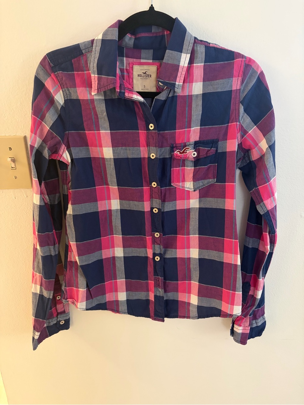 Hollister Women’s Pink & Navy Plaid Button-Front Shirt - Small